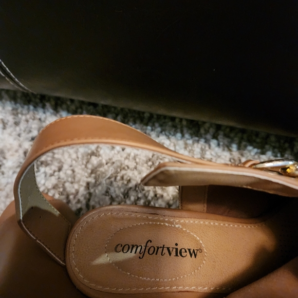 Comfortview Tan Peep-Toe Mules with Gold Chain - Picture 3 of 4